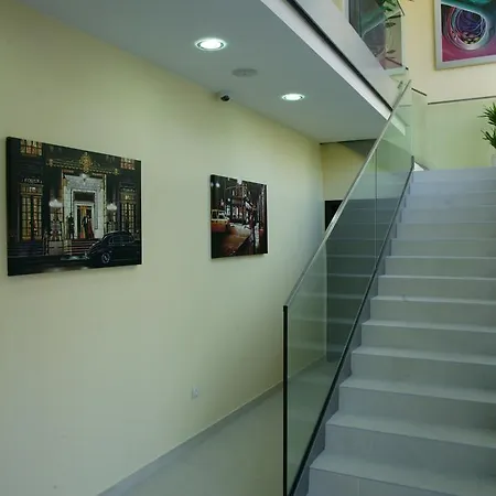 Hotel Garni Contact 3*